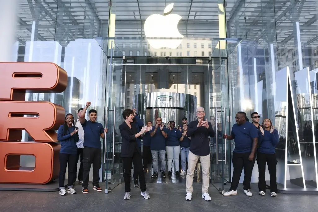 Apple vs Τραμπ: Η Κίνα παραμένει ο πυρήνας παραγωγής του iPhone
