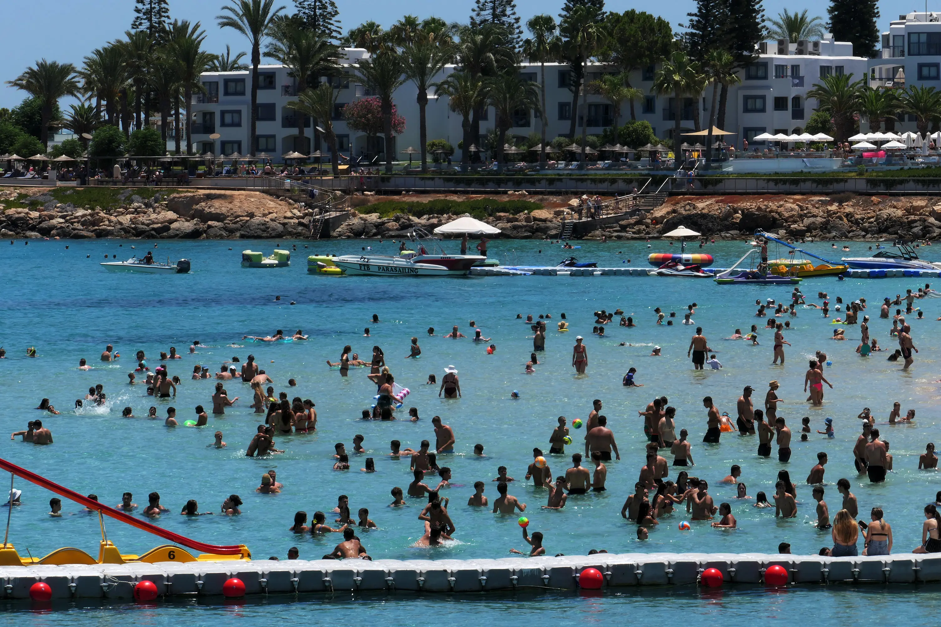 Ανθεκτικός ο τουρισμός – Αύξηση αφίξεων και νέο ρεκόρ παρά τον πόλεμο των 12 ημερών