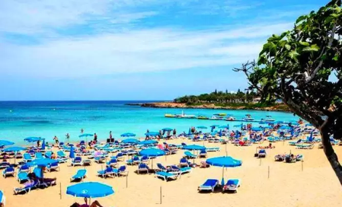 Βουτιά στα έσοδα από τον τουρισμό σε σχέση με πέρσι