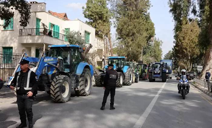 Πορεύτηκαν με τρακτέρ, επέδωσαν υπόμνημα και ζητούν διάλογο οι αγρότες