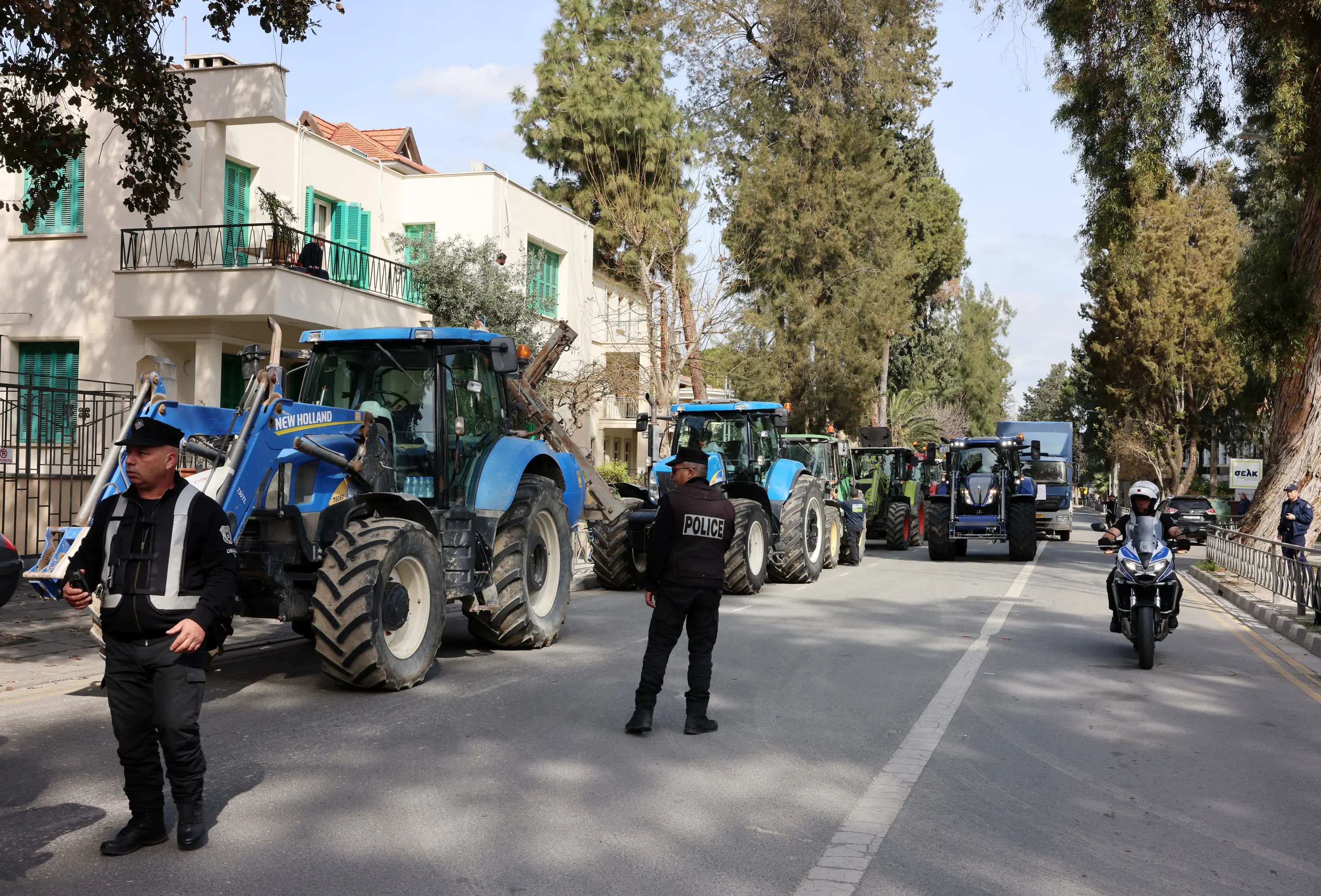 Πορεύτηκαν με τρακτέρ, επέδωσαν υπόμνημα και ζητούν διάλογο οι αγρότες