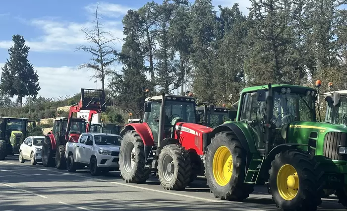 Διαμαρτύρονται έξω από το Προεδρικό πατατοπαραγωγοί και σιτηροπαραγωγοί