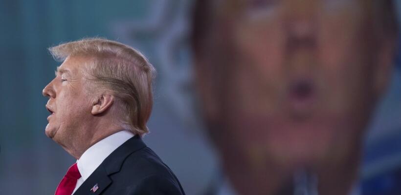 Ο Τραμπ προειδοποιεί Google, Facebook και Twitter να είναι προσεκτικοί