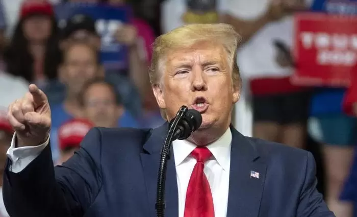 Ο Τραμπ επανέλαβε πως μπορεί να καθαιρέσει τον πρόεδο της Fed