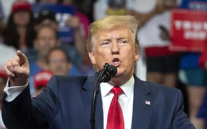 Ο Τραμπ επανέλαβε πως μπορεί να καθαιρέσει τον πρόεδο της Fed