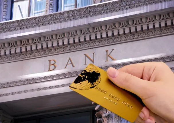 Εκτοξεύονται οι τραπεζικές χρεώσεις