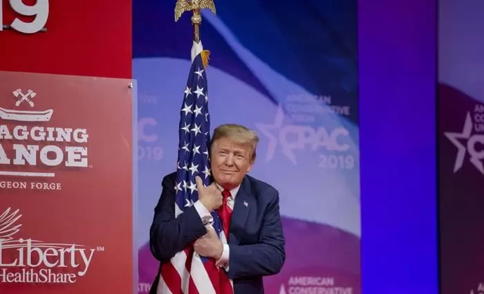 Ιδρύει δικό του 