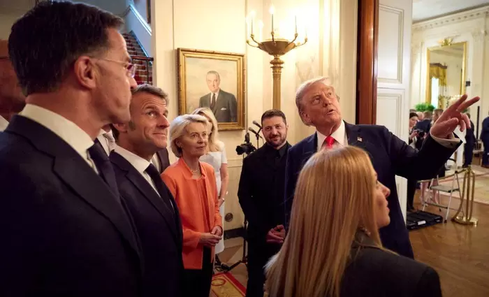 FT: Η Ευρώπη πουλάει την ψυχή της στον Τραμπ