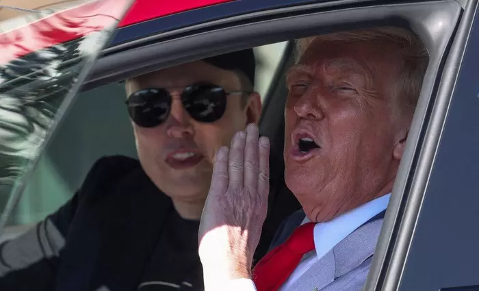 Βόμβα Τραμπ για «εξέταση» της απέλασης Μασκ - Βουτιά στη μετοχή της Tesla