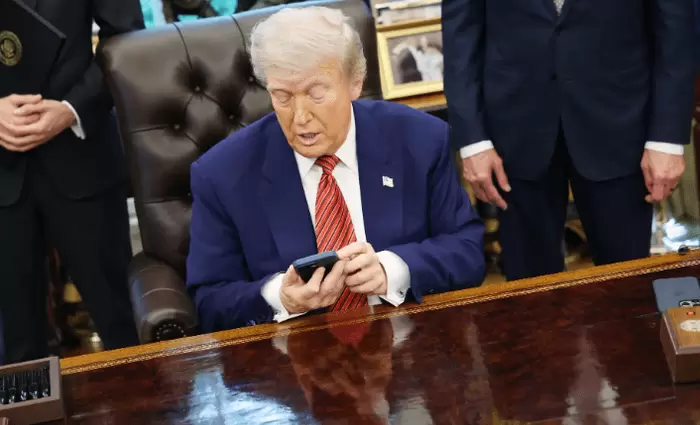 Μπαίνει στις τηλεπικοινωνίες ο Τραμπ - Λανσάρει δικό του δίκτυο