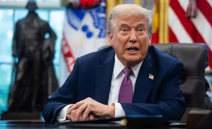 O Τραμπ πιέζει την ΕΕ για δασμούς 100% σε Ινδία και Κίνα με στόχο τον Πούτιν