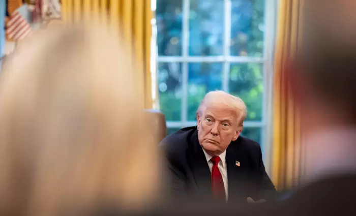 Ο Τραμπ σπέρνει σύγχυση στις αγορές – Ύφεση δείχνουν τα ομόλογα, σε ρεκόρ οι μετοχές