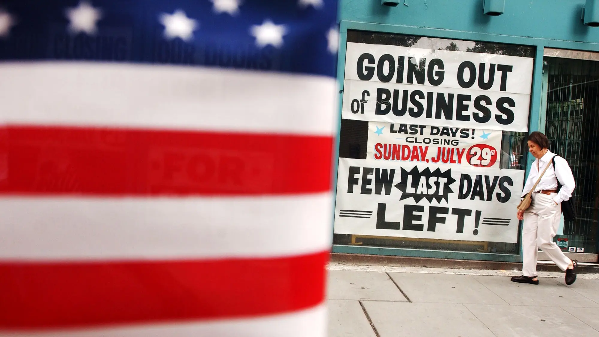 Ο εμπορικός πόλεμος τραβάει προς τα κάτω την παγκόσμια οικονομία