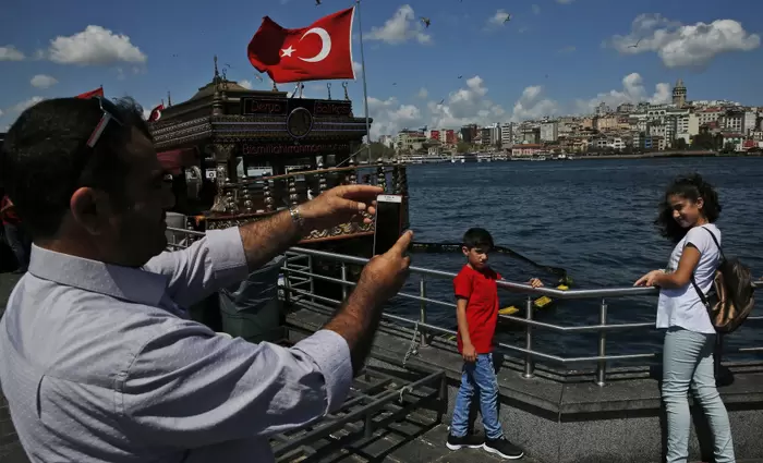 Οργή στην Τουρκία: Οι τουρίστες βολτάρουν, οι ντόπιοι 