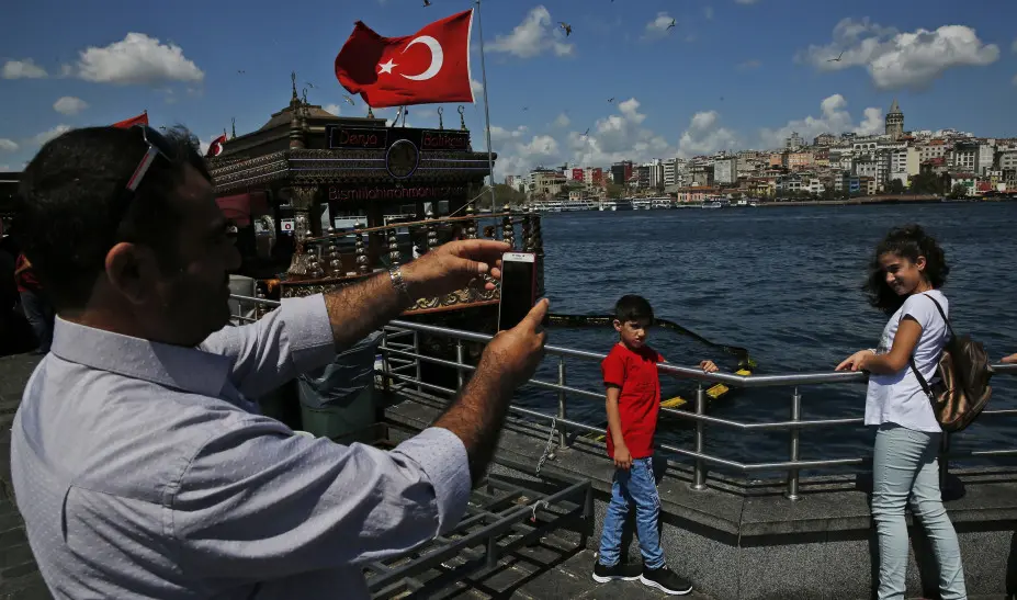 Οργή στην Τουρκία: Οι τουρίστες βολτάρουν, οι ντόπιοι 