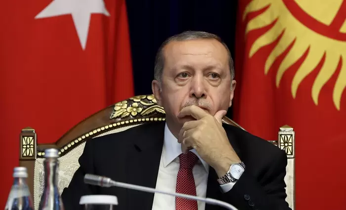 Αυτοακυρώνεται για να κρατήσει όρθια την οικονομία του ο Ερντογάν