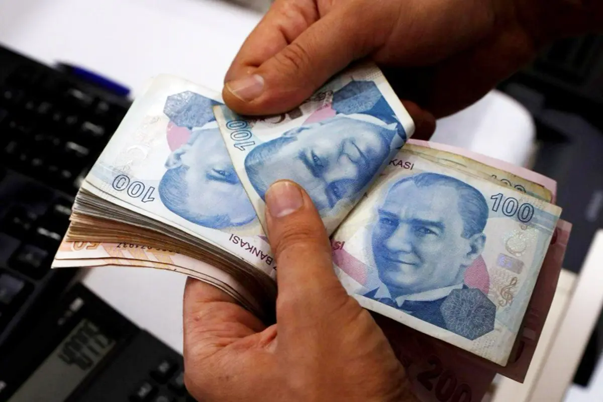 Η λίρα απειλεί την οικονομία της Τουρκίας