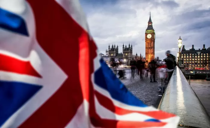 Βρετανία: Ρεκόρ δημοσιονομικού πλεονάσματος χάρη στην εκτόξευση φορολογικών εσόδων