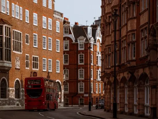 Πτώση-ρεκόρ στις τιμές κατοικιών στο Ηνωμένο Βασίλειο τον Ιούνιο