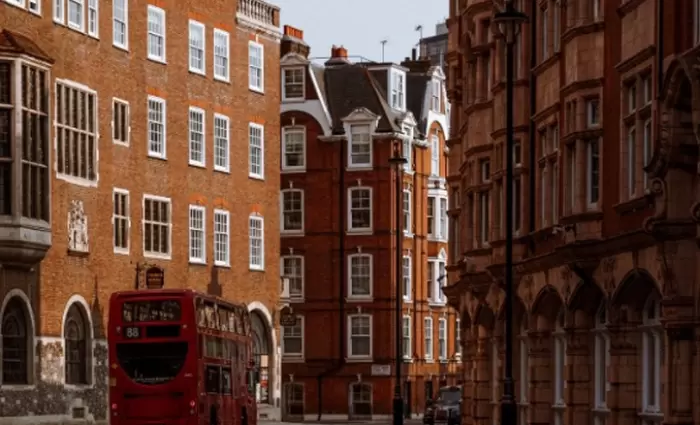 Πτώση-ρεκόρ στις τιμές κατοικιών στο Ηνωμένο Βασίλειο τον Ιούνιο
