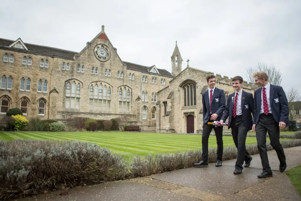 Γιατί στην Βρετανία δεν κλείνουν τα σχολεία όπως στην Κύπρο