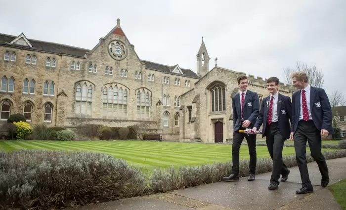 Γιατί στην Βρετανία δεν κλείνουν τα σχολεία όπως στην Κύπρο