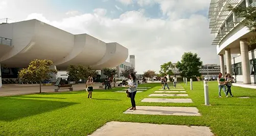 Κρατική γη προσφέρει η Κυβέρνηση σε πανεπιστήμια ως δέλεαρ για να λειτουργήσουν