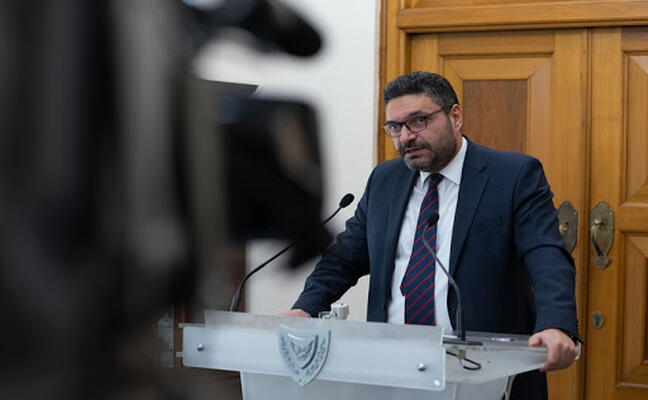 Έρχεται διάταγμα για πλαφόν στις τραπεζικές χρεώσεις