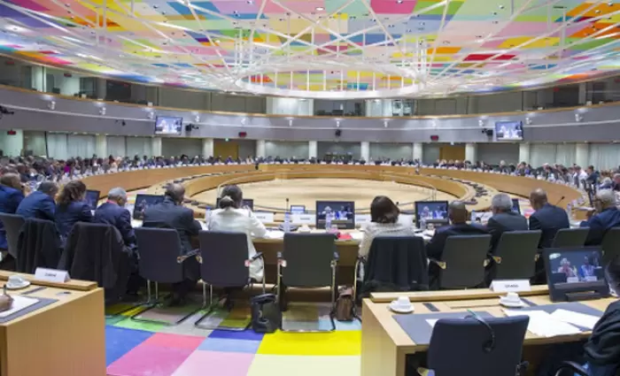 Κομισιόν: Τα κράτη πρέπει να διατηρήσουν τη δημοσιονομική στήριξη