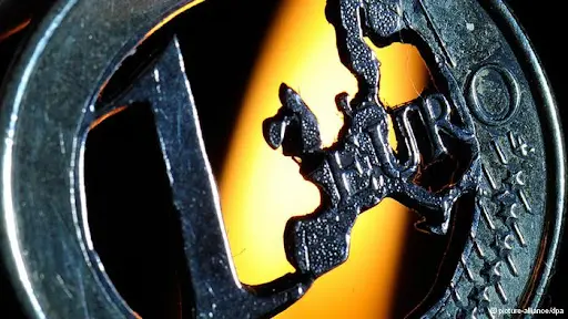 Θέλει να σφίξει τα ζωνάρια για το δημόσιο χρέος ο ESM