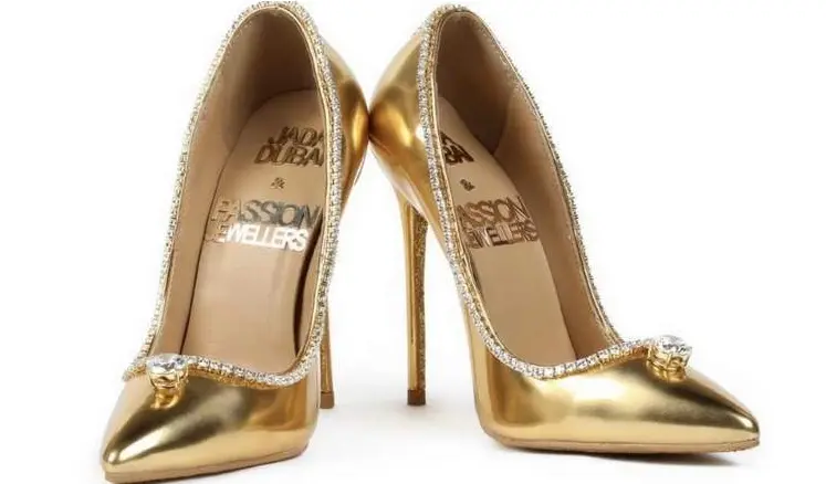 Πόσα πωλήθηκε ένα ζευγάρι χρυσές γόβες με διαμάντια στο Ντουμπάι