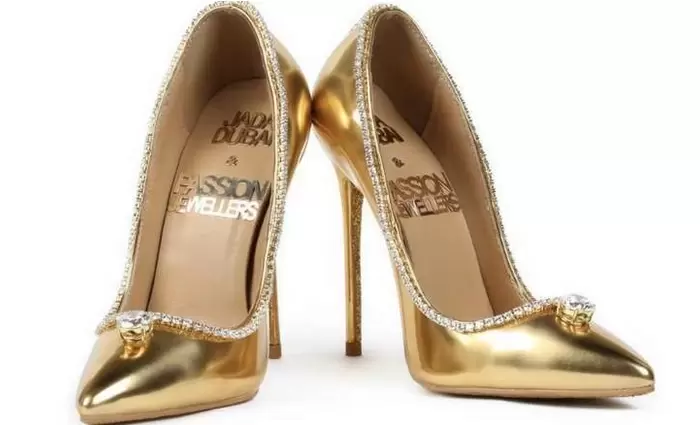 Πόσα πωλήθηκε ένα ζευγάρι χρυσές γόβες με διαμάντια στο Ντουμπάι