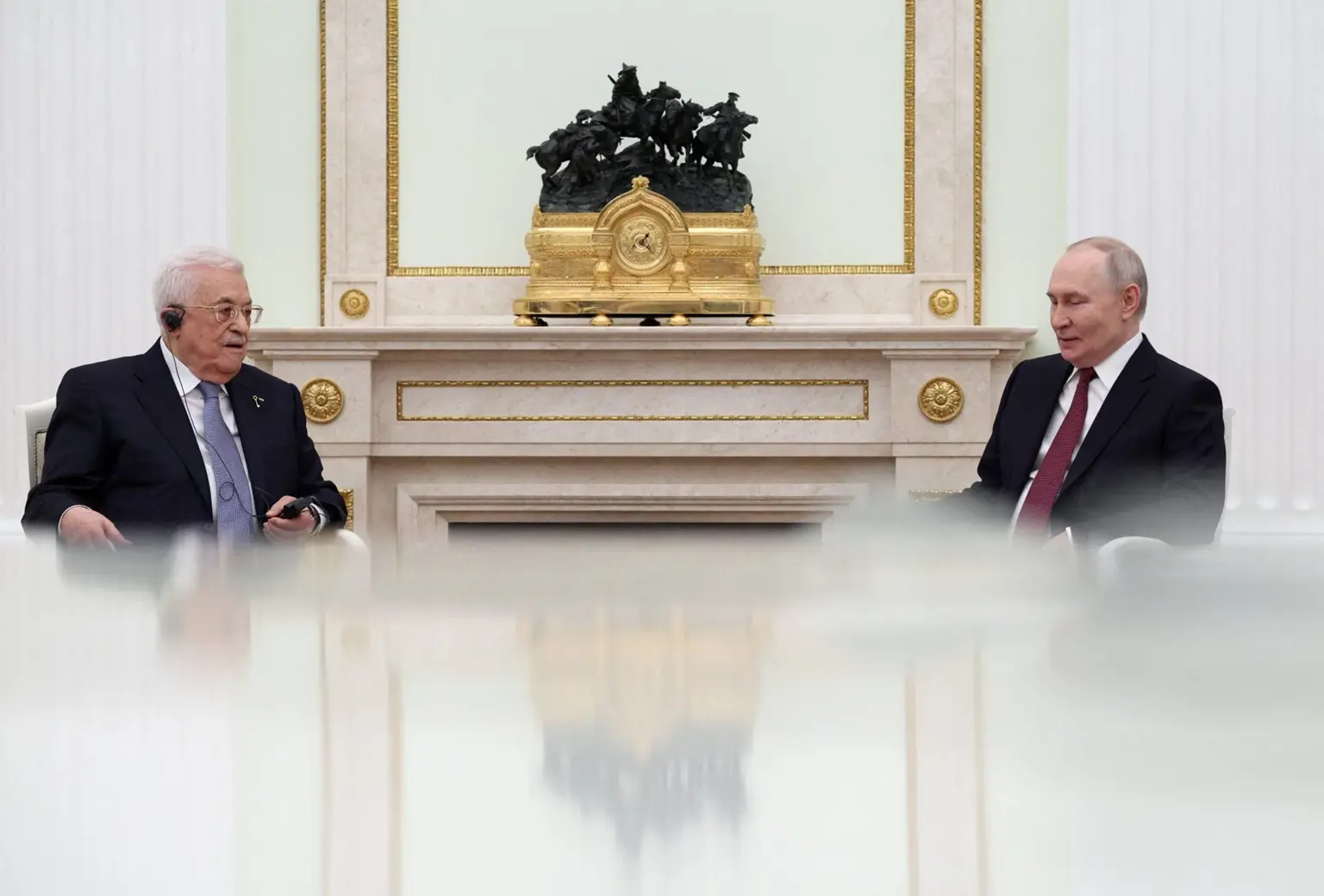 Πούτιν – Αμπάς στη Μόσχα: Πρόταση για ‘παγωμένα’ assets σε Συμβούλιο Ειρήνης και Ουκρανία»