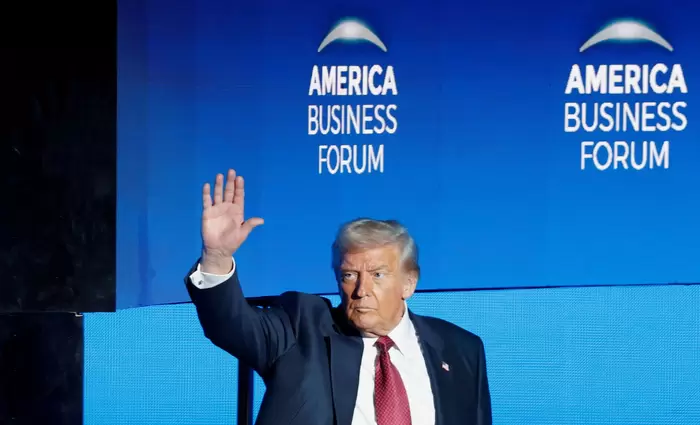 Γιατί ο Τραμπ έβγαλε και πάλι τώρα το όπλο των δασμών