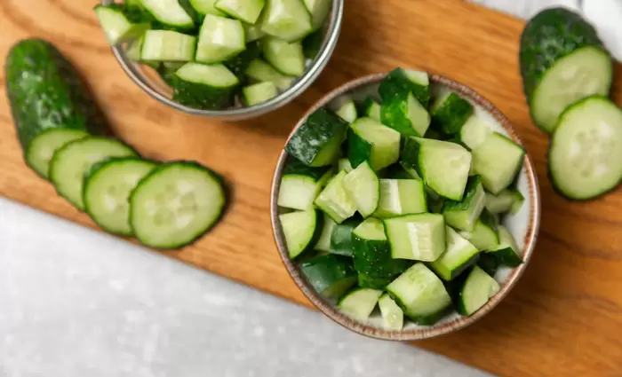 Αυξήσεις σε αγγουράκια και κολοκυθάκια κάνουν ακριβότερη τη σαλάτα στο εορταστικό τραπέζι