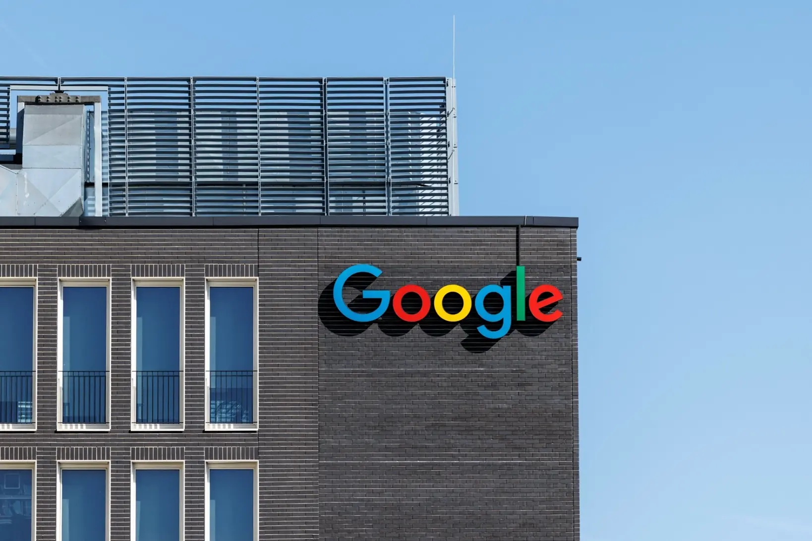 Μία ανάσα από το αστρονομικό ποσό των $4 τρισ. η αξία της Alphabet – Ώθηση από την AI