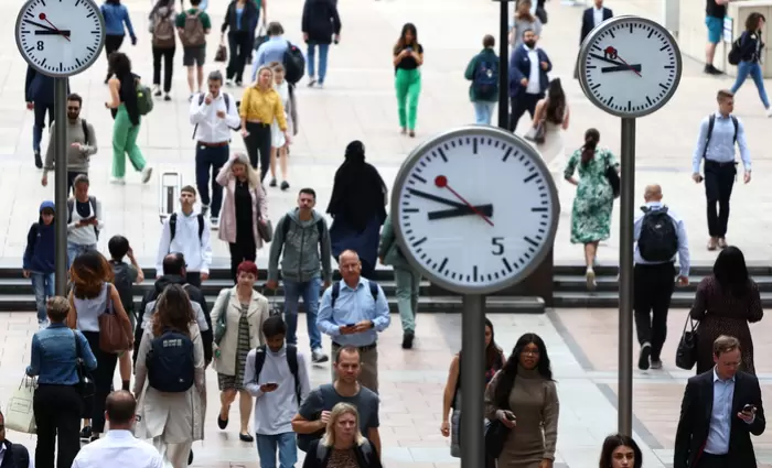 Γιατί οι άνεργοι πληρώνουν για να προσληφθούν – Τα νέα δεδομένα στις ΗΠΑ και το καμπανάκι για την Ευρώπη