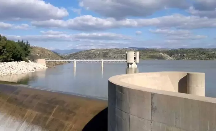 Κλείνουν οι στρόφιγγες για τη γεωργία, ανοικτές για γήπεδα γκολφ και τουριστικά καταλύματα