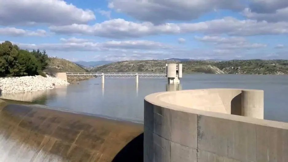 Κλείνουν οι στρόφιγγες για τη γεωργία, ανοικτές για γήπεδα γκολφ και τουριστικά καταλύματα