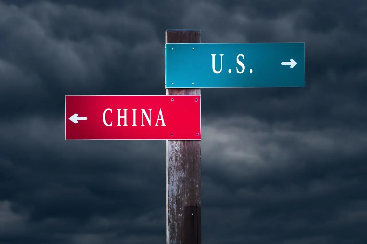 Πόλεμος δασμών και ελέγχων: Η Ουάσιγκτον στήνει τείχος κατά του Πεκίνου
