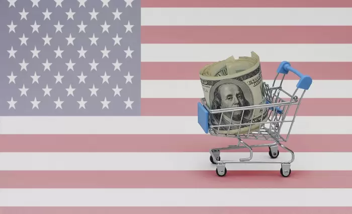 Οι Αμερικανοί καταναλωτές ξοδεύουν περισσότερα απ’ όσα βγάζουν – Πιέζονται οι αποταμιεύσεις