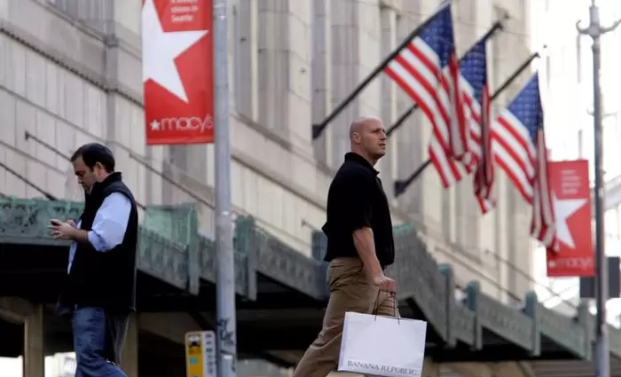 Οι δασμοί Τραμπ σπρώχνουν σχεδόν 1 εκατ. Αμερικανούς στη φτώχεια