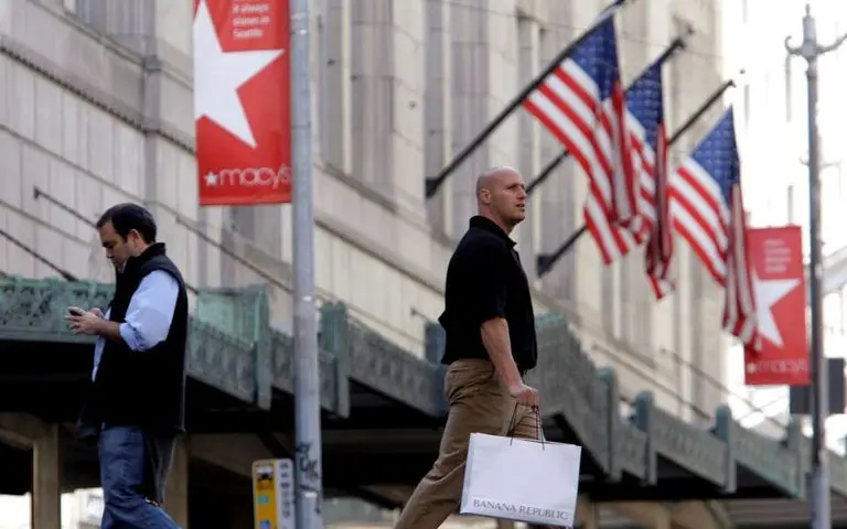 Οι δασμοί Τραμπ σπρώχνουν σχεδόν 1 εκατ. Αμερικανούς στη φτώχεια