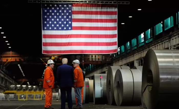 Πληθωρισμό και «βουτιά» της ανάπτυξης θα προκαλέσουν οι νέοι δασμοί Τραμπ