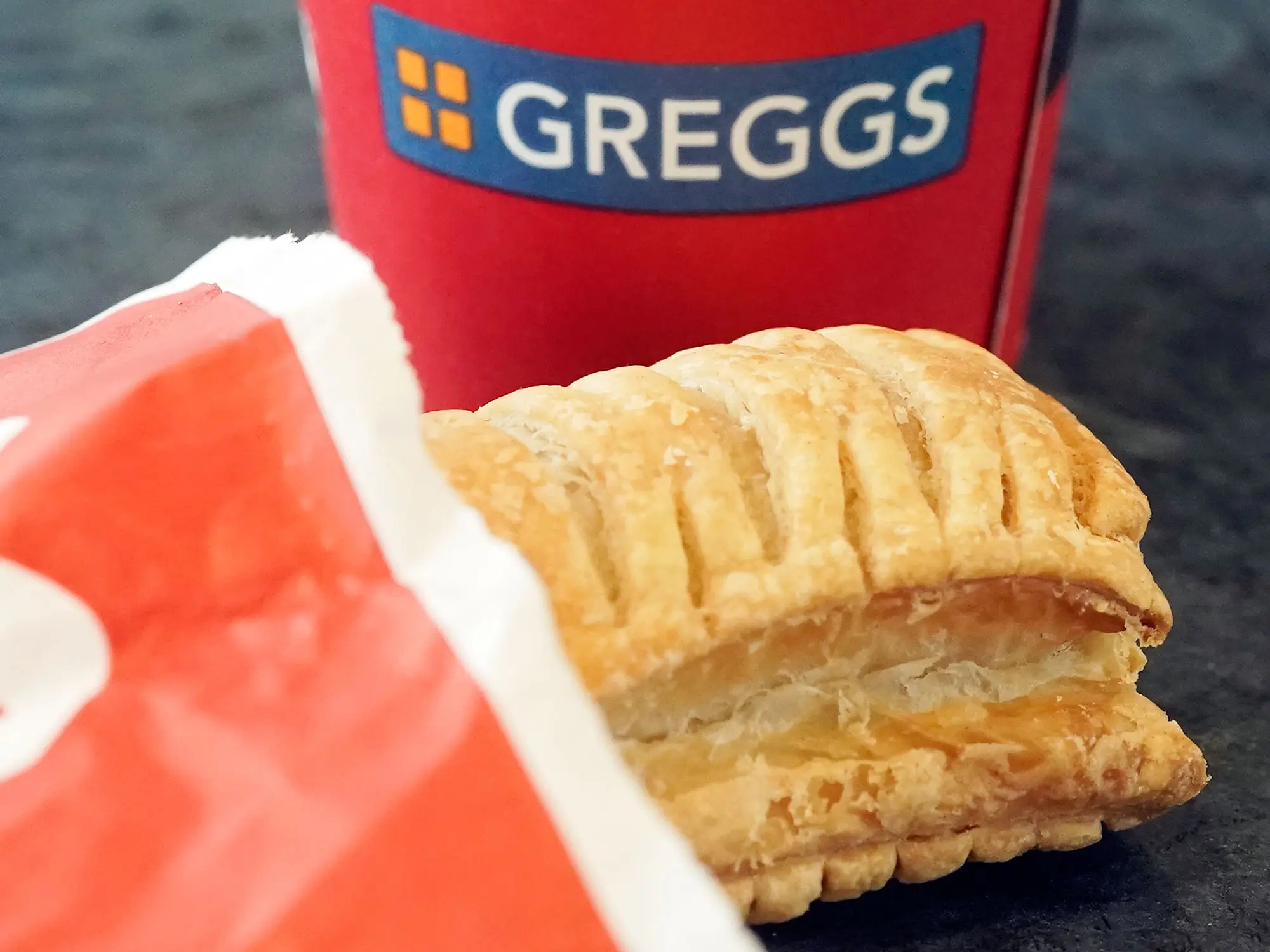 Τα Vegan Sausage Rolls του Greggs κερδίζουν έδαφος