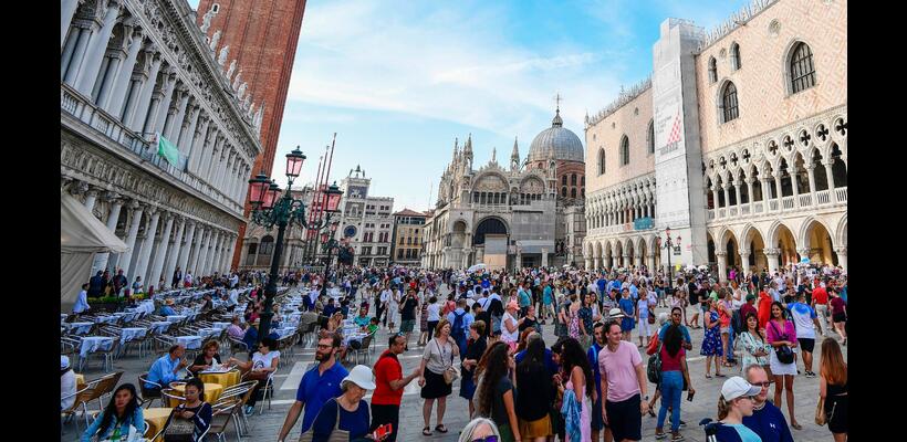 Υπερτουρισμός: Οι τρεις συμβουλές για να τον αποφύγετε σε δημοφιλείς προορισμούς