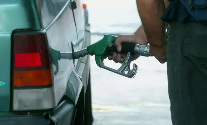 Μειώθηκαν σημαντικά οι τιμές καυσίμων τον Απρίλιο