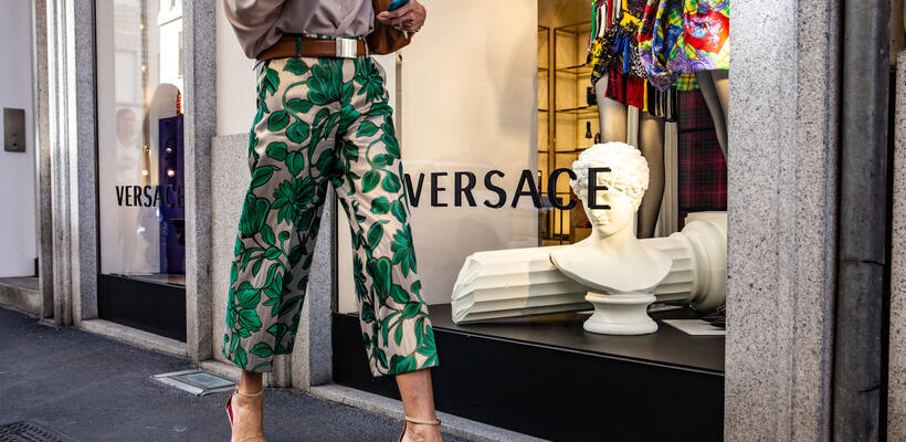 Μεγάλος οίκος εξαγοράζει τον οίκο Versace