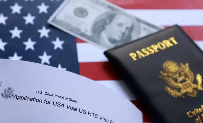 Βίζα εργασίας στις ΗΠΑ: «Πράσινο φως» από δικαστή για το τέλος $100.000 – Έντονες αντιδράσεις