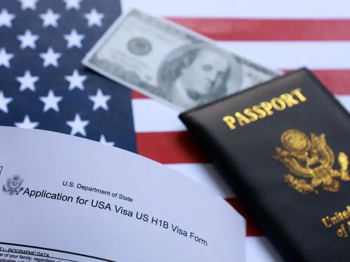 Βίζα εργασίας στις ΗΠΑ: «Πράσινο φως» από δικαστή για το τέλος $100.000 – Έντονες αντιδράσεις